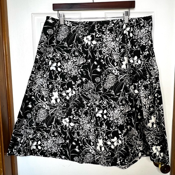 Villager by Liz Claiborne Black & White Floral A-Line Skirt - Picture 6 of 6